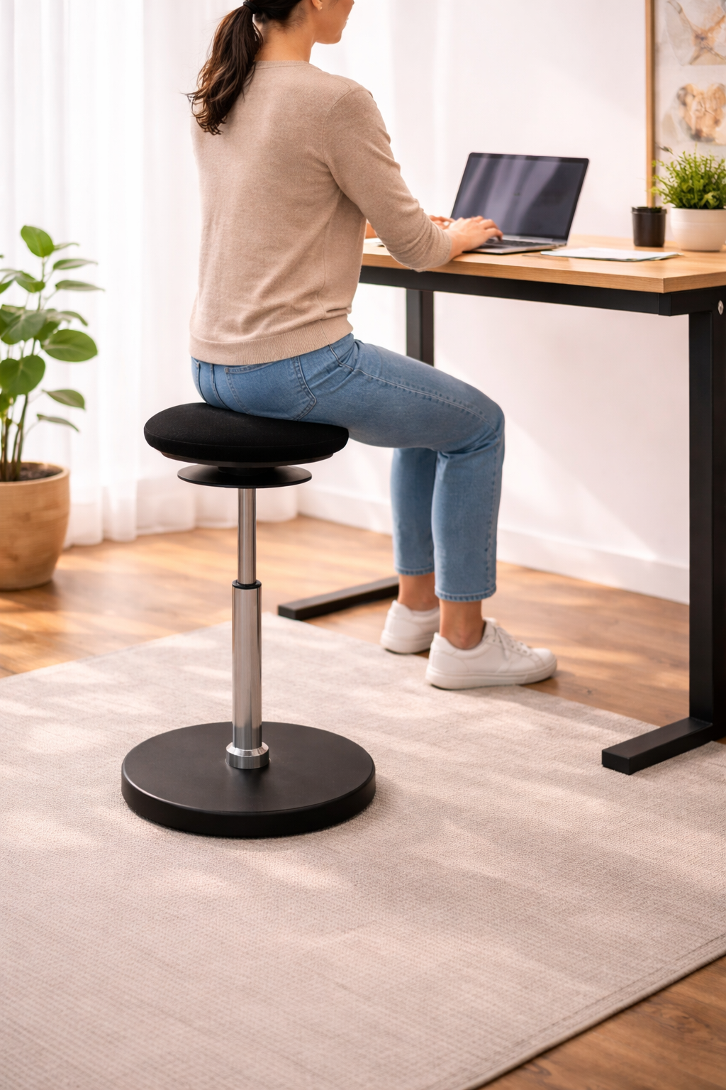 Arbejdsstol til hjemmebrug og kontor: sådan vælger du med kroppen (og hverdagen) i mente